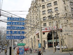 Böhmische Dörfer sind für Europäer die chinesischen Schriftzeichen, zum Beispiel auf Wegweisern in Peking. Foto: Stein