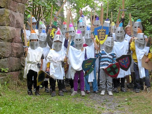 Präsentiert die Schwerter: Rund 30 Kinder durften sich ein Wochenende lang wie im Mittelalter fühlen. Foto: TSV Wildberg Foto: Schwarzwälder-Bote