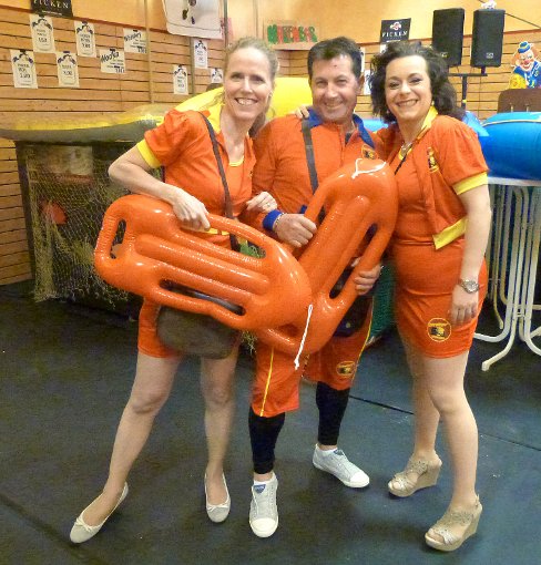Passend zum Thema Beach Party verkleiden sich diese drei Gäste als Rettungsschwimmer.  Foto: Klossek Foto: Schwarzwälder-Bote