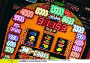 Glitzerwelt: An Geldspielautomaten versuchte der 44-jährige Angeklagte oft Stunden lang sein Glück.   Foto: Richter