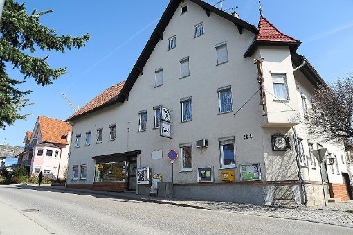 Die überfallene Bäckerei befindet sich unten links in diesem Gebäude direkt an der Hauptstraße in Unterjettingen. Foto: Katzmaier
