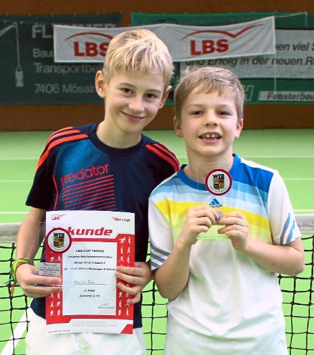Moritz Bok (links) wurde bei den U 10 Zweiter, Nils Amon wurde in der Klasse U 9 sogar Bezirksmeister ohne einen Spielverlust. Foto: Schwarzwälder-Bote