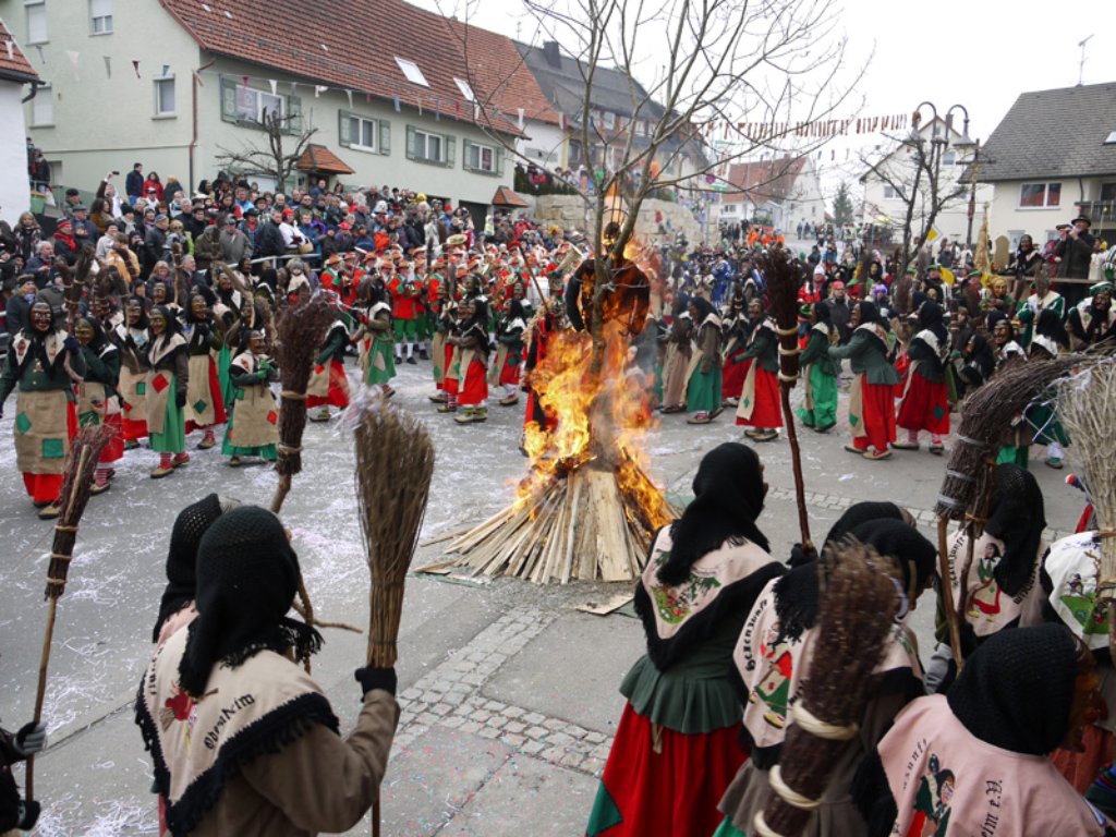 Lichterloh brannte es am Wochenende in Obernheim beim Hexenprozess.