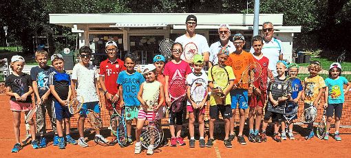 Viel Spaß haben die Teilnehmer am Tennis-Sommerspaß beim TC Oberndorf.  Foto: Wolf Foto: Schwarzwälder-Bote