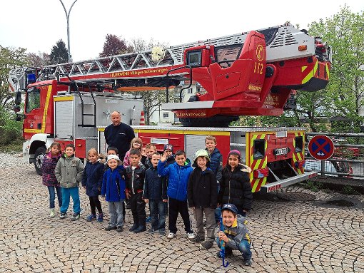 Die Kleinen der Grundschulförderklasse der Friedensschule sind  vom großen Feuerwehrauto begeistert. Foto: Schule Foto: Schwarzwälder-Bote