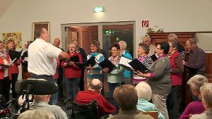 Die Sänger mit Dirigent Klaus Penalver erfreuten mit ihren Weihnachtsliedern die Bewohner in den Alpirsbacher Seniorenheimen.  Foto: Privat Foto: Schwarzwälder-Bote