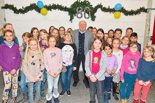 Auch die jungen Sängerinnen und Sänger vom Kinderchor II gratulierten dem Jubilar.  Foto: Morlok Foto: Schwarzwälder-Bote