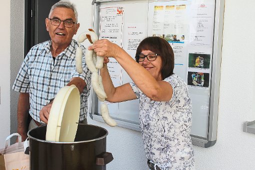 Alfons Urban und Anke Hahn versorgten die Senioren mit Weißwürsten. Foto: Ranft Foto: Schwarzwälder-Bote