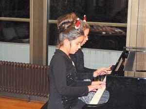 Die Schüler der Städtischen Musikschule Nagold legten sich beim Vorspielen in der Cafeteria des Nagolder Krankenhauses mächtig ins Zeug.  Fotos: Kosowska-Németh Foto: Schwarzwälder-Bote