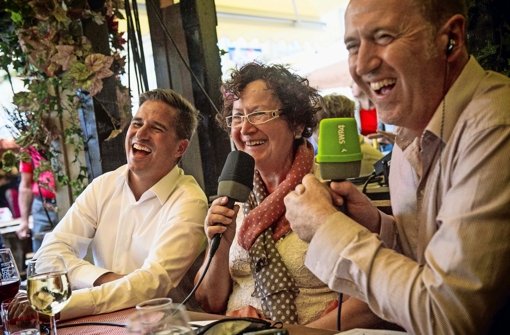 Stefan Heim, Gerlinde Kretschmann und Tom Hörner amüsieren sich beim Weindorf-Treff Foto: Lichtgut/Max Kovalenko