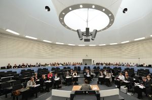 Im Landtag sitzen bisher nur wenige Frauen: Liegt es an Rahmenbedingungen? Foto: dpa