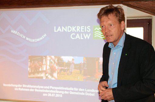 Frank Wiehe erläuterte die Wirtschafts- und Sozialstruktur des Landkreises Calw. Foto: Gegenheimer Foto: Schwarzwälder-Bote