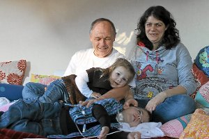Mittendrin im Familienleben: Yves mit Schwester Merle und seinen Eltern Sandra und Jürgen Geiger Foto: Müssigmann Foto: Schwarzwälder-Bote
