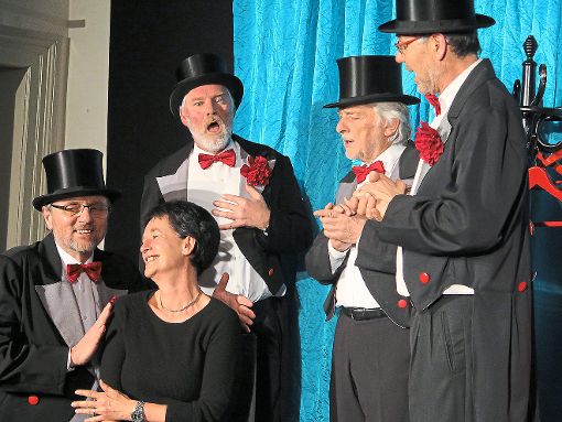 Der Chor singt einer Frau aus dem Publikum ein Ständchen. Foto: Maute Foto: Schwarzwälder-Bote