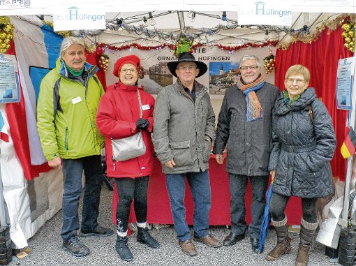 Vor dem Hüfinger Stand in Ornans (Französischer Jura) stehen  (von links) Bernd Uphaus, Katrin Humbert, Andre Humbert, Bürgermeister Anton Knapp, Gabi Knapp. Foto: privat Foto: Schwarzwälder-Bote