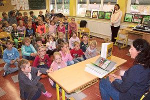 Inge Frei aus Löffingen las in der Grundschule Tannheims aus ihrem Buch Peter und Paul sind glücklich.  Foto: Heinig Foto: Schwarzwälder-Bote