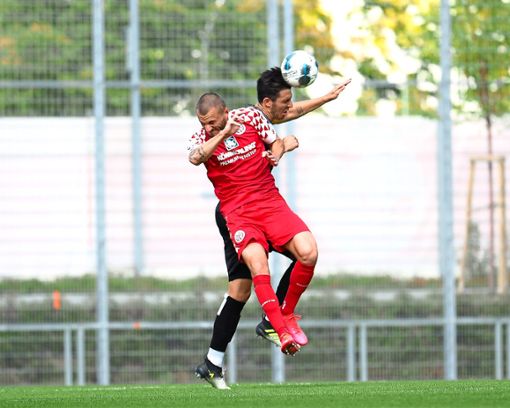 Simon Brandstetter – hier im Duell mit TSG-Kapitän Matthias Schmitz –  drehte mit zwei Toren  das Spiel gegen die TSG Balingen für den FSV Mainz II.  Foto: Eibner