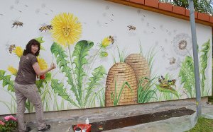 Ungefähr 50 Stunden investierte Künstlerin Evelina Iacubino, bis das Bienenlandschaftsbild fertig war. Foto: Herzog Foto: Schwarzwälder-Bote