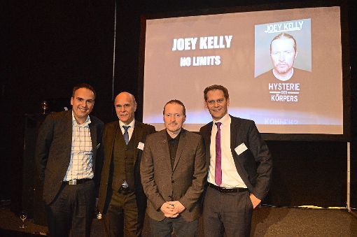 Ziele verfolgen, das haben die Organisatoren  mit Joey Kelly (Zweiter von rechts) gemeinsam: (von links) Volker Faulhaber, Geschäftsführer bei Macs Software GmbH, sowie  die LLP-Gesellschafter Heinrich und Michael Lachenmaier  Foto: Kratt Foto: Schwarzwälder-Bote