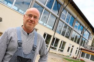 Rolf Mager betreut als Hausmeister  die öffentlichen Gebäude in Peterzell und ist daher auch für die Mehrzweckhalle zuständig.  Foto: Kauffmann Foto: Schwarzwälder-Bote