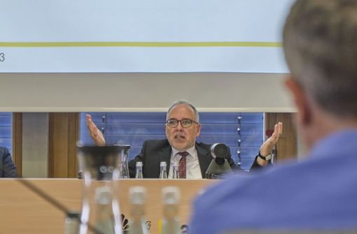 Landrat Klaus-Michael Rückert (CDU) in der jüngsten Sitzung des Verwaltungs- und Sozialausschusses des Kreistags. Foto: Jürgen Lück