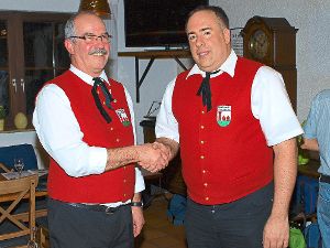 Der zweite Vorsitzende Helmut Bodemer (links) gratulierte Oliver Beck (rechts) zu seiner Wahl.  Foto: Ziegelbauer Foto: Schwarzwälder-Bote
