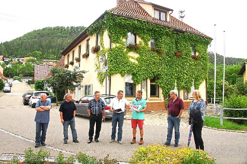 Der Ortschaftsrat bei seinem Rundgang durch Starzeln.  Foto: Rapthel-Kieser Foto: Schwarzwälder-Bote