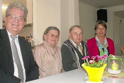 Ortsvorsteher Heinz Weniger (links) begrüßte die ältesten  Senioeren (Mitte) persönlich. Foto: Matuschke Foto: Schwarzwälder-Bote