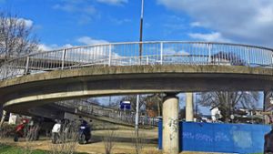 Die Brücke, über die Bahnreisende in Orschweier das Gleis überqueren können, muss saniert werden. Nun verschiebt sich das Vorhaben jedoch nochmals. Foto: Decoux