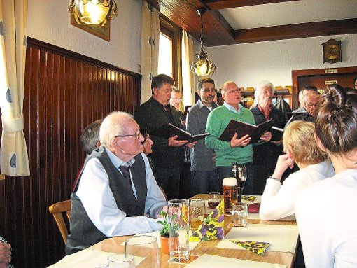 Ein Ständchen vom Gesangverein hat Emil Schellhammer (links)  bekommen. Foto: May Foto: Schwarzwälder-Bote