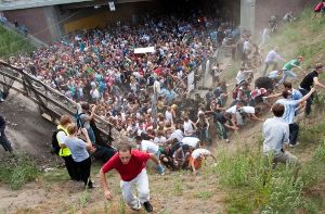 In Duisburg sind im Jahr 2010 wegen mangelhafter Fluchtwege 21 Menschen bei der Loveparade gestorben. Foto: dpa