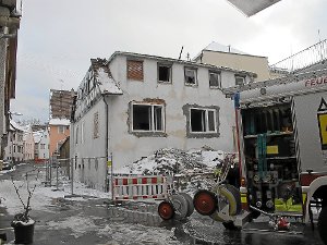 Nur noch eine Ruine: Das Haus in der Rabengasse 2 ist nach dem Brand nicht mehr zu reparieren. Foto: Stopper