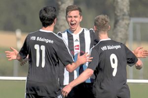 Es darf gejubelt werden. Der zweifache Torschütze Marius Müller freut sich mit Torsten Müller (11) und Marius Beiter (9) über den Heimerfolg des VfB Bösingen. Foto: Müller Foto: Schwarzwälder-Bote