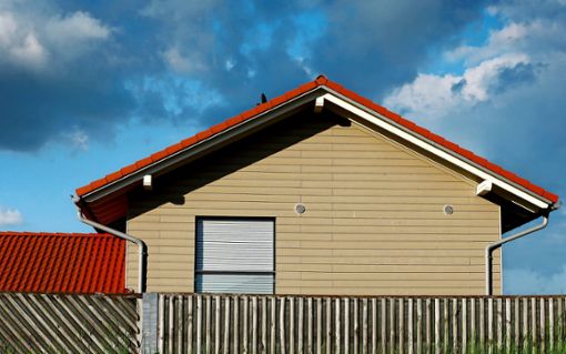 Wer ein Haus  erbt muss eventuell Erbschaftsteuer zahlen.   Foto: Karl-Josef Hildenbrand/dpa-tmn