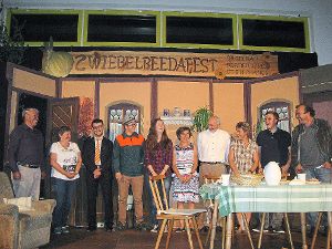 Mit Regisseur Anton Dietz präsentierten die Wiesenstetter Schauspieler das Luststück s’ kriselt beim Zwiebelbeedafest. Foto: Hellstern Foto: Schwarzwälder-Bote