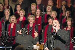 Aus allen Kehlen: der Gospelchor Voices, Hearts & Souls mit Solist Armin Glatz während des Konzerts in der Stadtkirche. Foto: Schwarzwälder-Bote