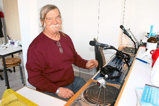Hans Henschke am Mischpult von Radio 71. Foto: Schück Foto: Schwarzwälder-Bote