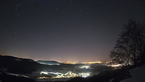 Was für ein Blick:  Ratshausen (unten), Schömberg (rechts), Villingen-Schwenningen und Rottweil (beide hinten) strahlen bei Nacht.  Foto: Astronomie-AG Foto: Schwarzwälder-Bote