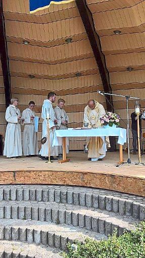 Einen Gottesdienst  zelebrierte Pater Paul  im Alpirsbacher Kurgarten.  Foto: Held Foto: Schwarzwälder-Bote