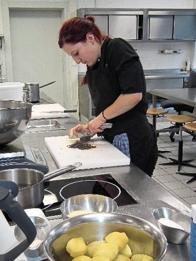 Marie-Luisa Roller in der Küche bei der Zubereitung ihres Siegermenüs.                           Foto: Stocker Foto: Schwarzwälder-Bote