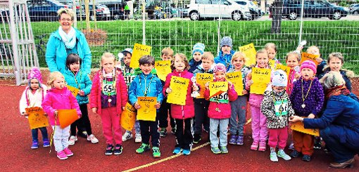 Stolz sind die vielen Kinder des Kindergartens Oberer Steinberg auf die errungenen vorderen Plätze beim Kayher Kirschblütenlauf. Foto: Kiga Foto: Schwarzwälder-Bote