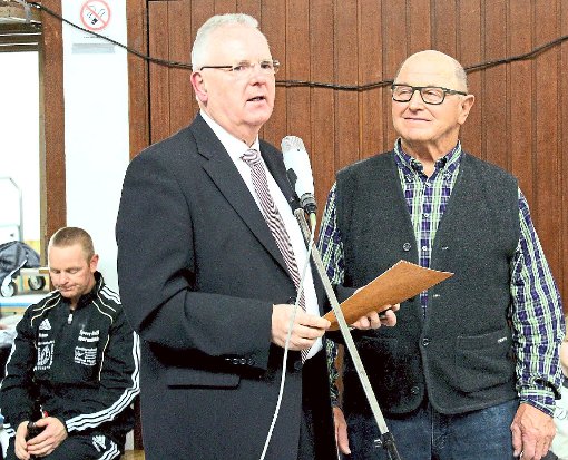 Überaschung: Bürgermeister Emil Maser überreichte Willi Müller die Ehrennadel der Gemeinde. Foto: Schleeh Foto: Schwarzwälder-Bote