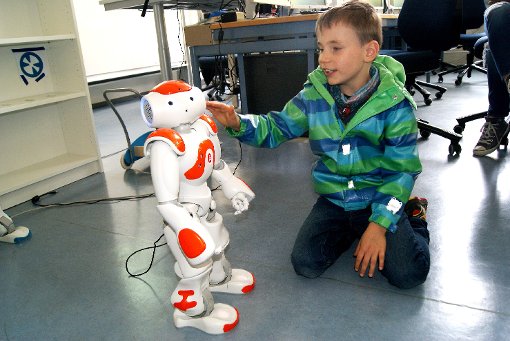 Darf man den anfassen?  Robotino ist kein Lebewesen – aber man könnte es fast meinen. Foto: Schwarzwälder-Bote