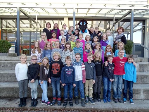Das Maskottchen Paul besuchte gemeinsam mit Kinderbote-Redakteurin Simone Heinzelmann die Grundschule in Dornhan. Foto: sb