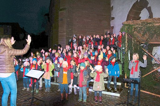 Die Chöre des CVJM Ebhausen   Singing Kids und Singing Teens empfangen Maria und Josef. Foto: Faust Foto: Schwarzwälder-Bote
