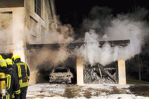 Ein Carport und eine Garage samt zweier Autos brannten bei einem Brand  in Bochingen vollständig aus. Auch das nebenstehende Haus mit Einliegerwohnung wurde bei dem Feuer in Mitleidenschaft gezogen.  Foto: SDMG Foto: Schwarzwälder-Bote