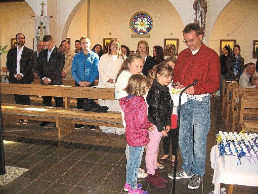 Die Hortkinder der katholischen Kindertagesstätte St. Josef lasen die Fürbitten, in der Bildmitte ihre Erzieherin Melisa Muratovic im Taufgewand. Foto: Kindergarten Foto: Schwarzwälder-Bote