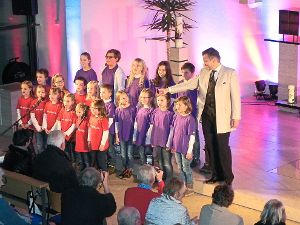 Verstärkung holte sich der populäre Volksmusiker mit den Chor-Kindern aus Weiden. Foto: Haubold Foto: Schwarzwälder-Bote