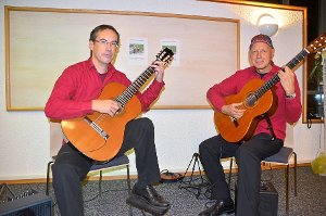 Till Veeh (links) und Helmut Rauscher begeisterten mit einem Gitarrenkonzert  Foto: Bausch Foto: Schwarzwälder-Bote