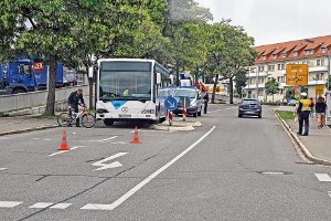 Die Polizei bei der Unfallaufnahme. In der Pfohrener Straße kollidierte ein Radfahrer mit einem Bus. Foto: Vollmer